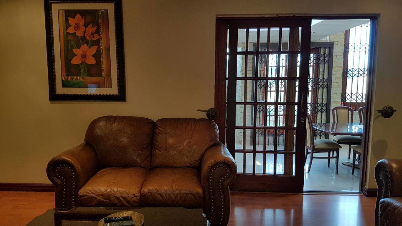 Lily White Guest House Centurion Ngoại thất bức ảnh