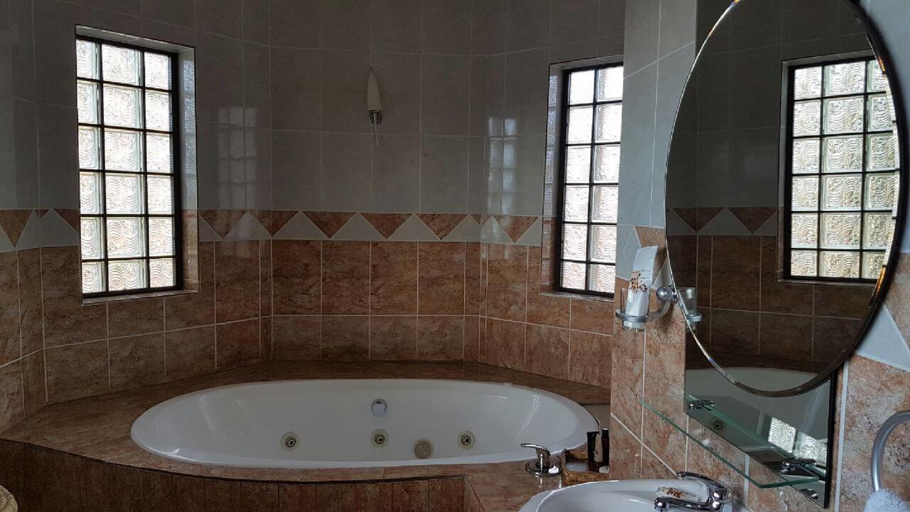 Lily White Guest House Centurion Ngoại thất bức ảnh
