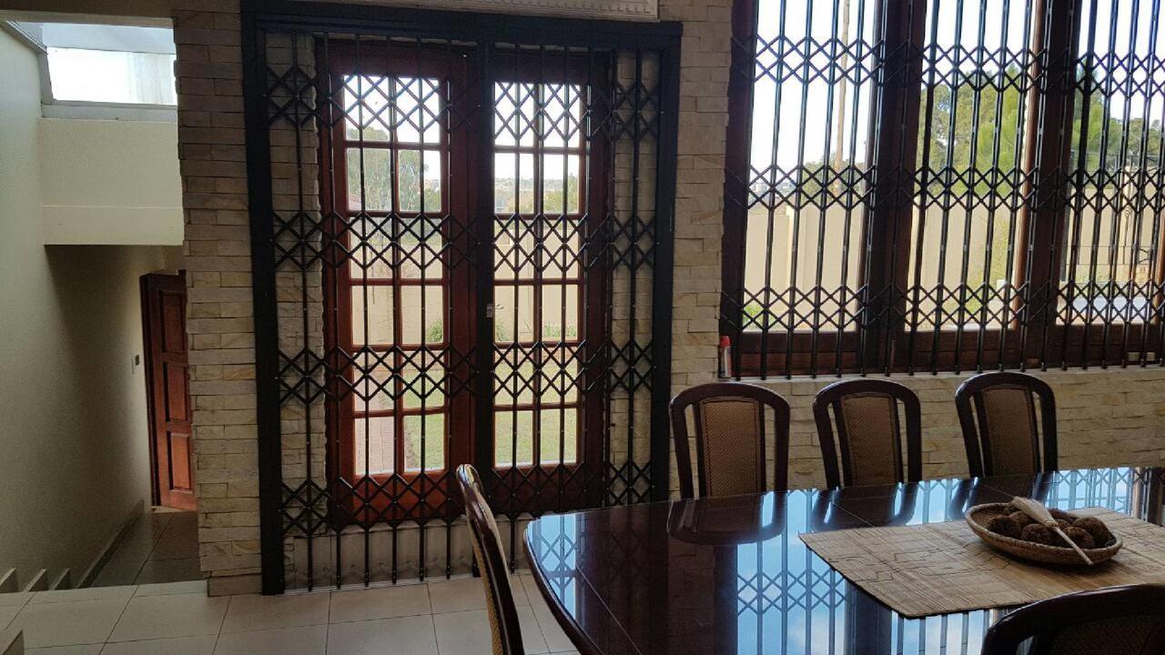 Lily White Guest House Centurion Ngoại thất bức ảnh