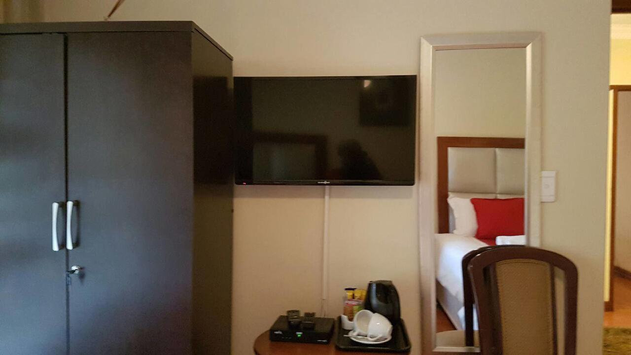 Lily White Guest House Centurion Ngoại thất bức ảnh